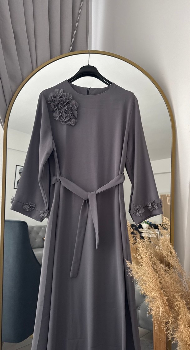Nakış Detaylı Gri Uzun Kemerli Elbise - Görsel 2