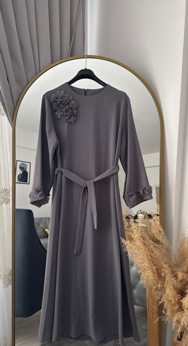 Nakış Detaylı Gri Uzun Kemerli Elbise - Görsel 5