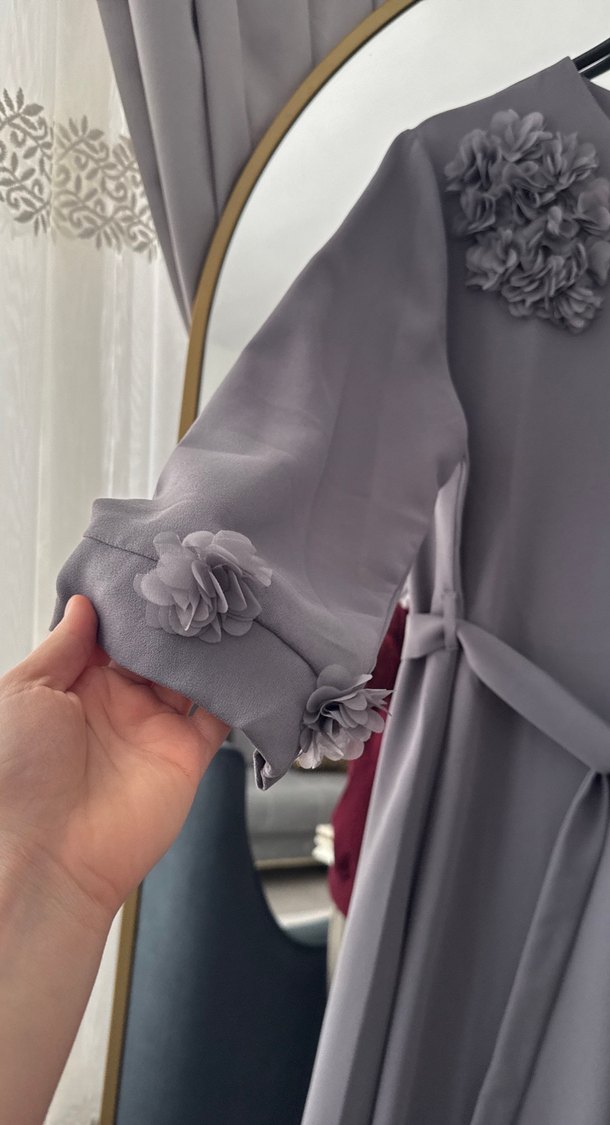 Nakış Detaylı Gri Uzun Kemerli Elbise - Görsel 3