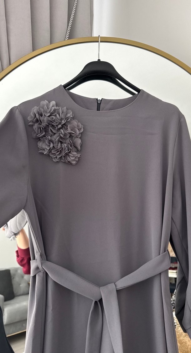 Nakış Detaylı Gri Uzun Kemerli Elbise - Görsel 4