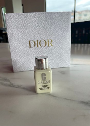 Clinique Beyaz ve Ten Rengi Fondöten Seti - Görsel 2