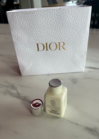 Clinique Beyaz ve Ten Rengi Fondöten Seti - Görsel 4