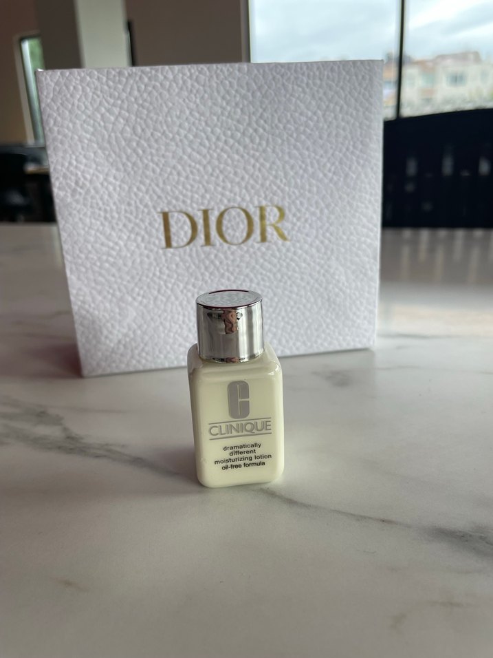 Clinique Beyaz ve Ten Rengi Fondöten Seti - Görsel 2