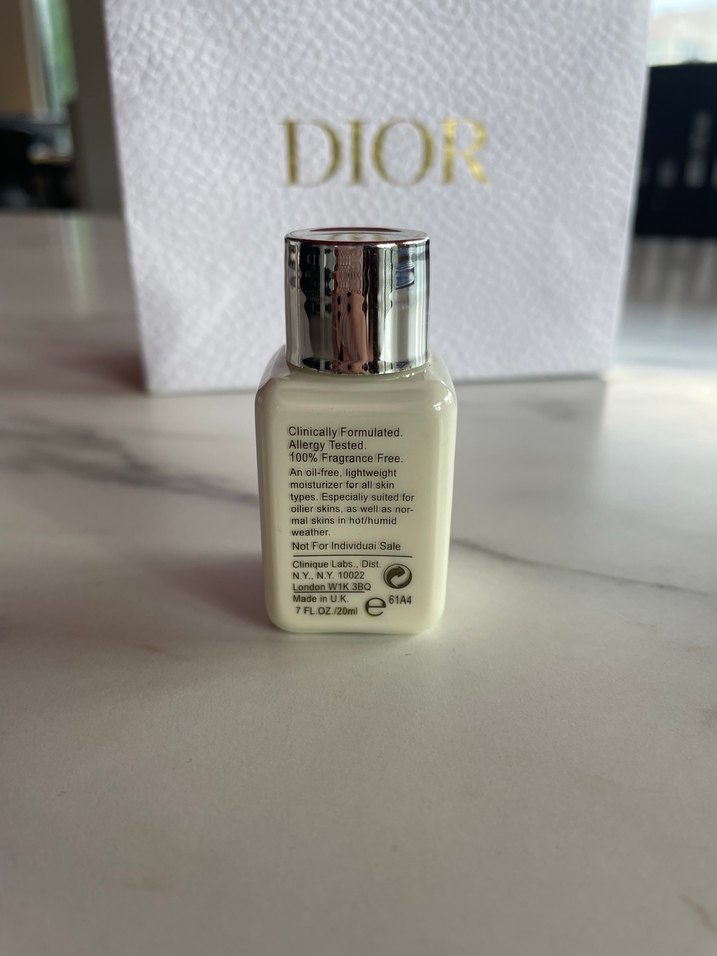 Clinique Beyaz ve Ten Rengi Fondöten Seti - Görsel 3