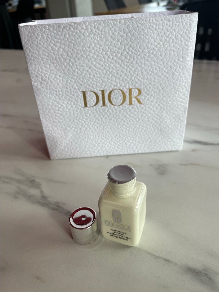 Clinique Beyaz ve Ten Rengi Fondöten Seti - Görsel 4