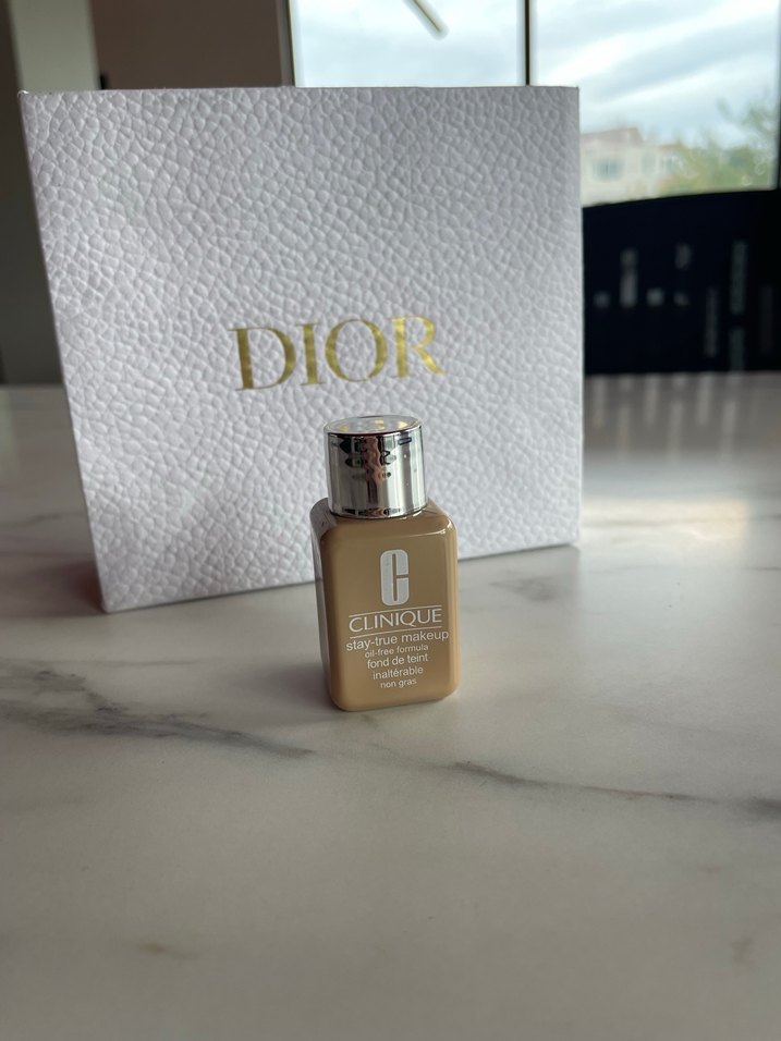 Clinique Beyaz ve Ten Rengi Fondöten Seti - Görsel 5