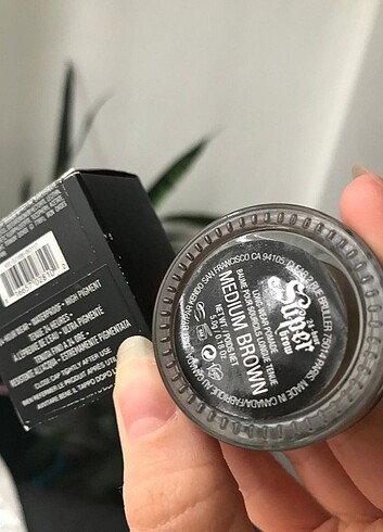 Benefit Cosmetics Katvond pomad