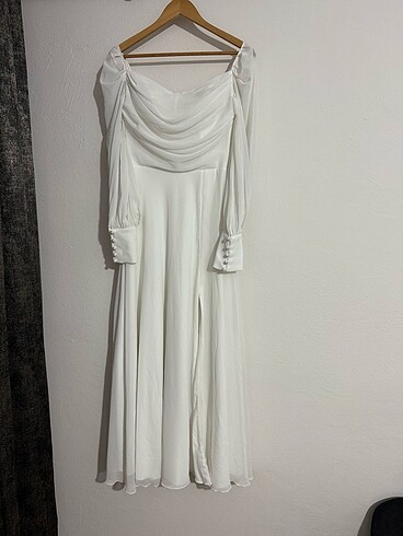 Yırtmaçlı uzun nikah elbisesi