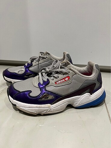 Adidas spor ayakkabı