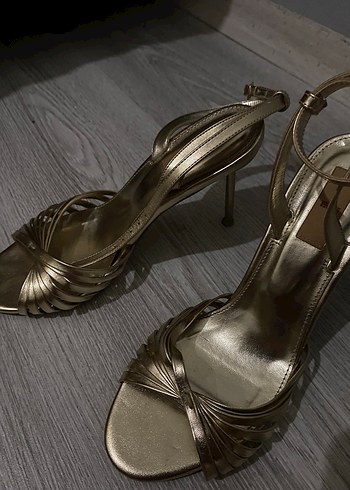 Altın Renkli Tokalı Stiletto Topuklu Kadın Ayakkabı - Görsel 2