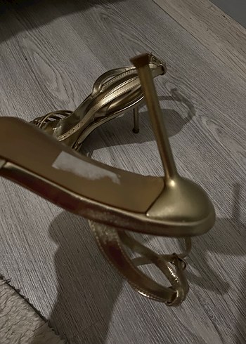 Altın Renkli Tokalı Stiletto Topuklu Kadın Ayakkabı - Görsel 3