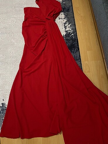 Kırmızı elbise - Görsel 3