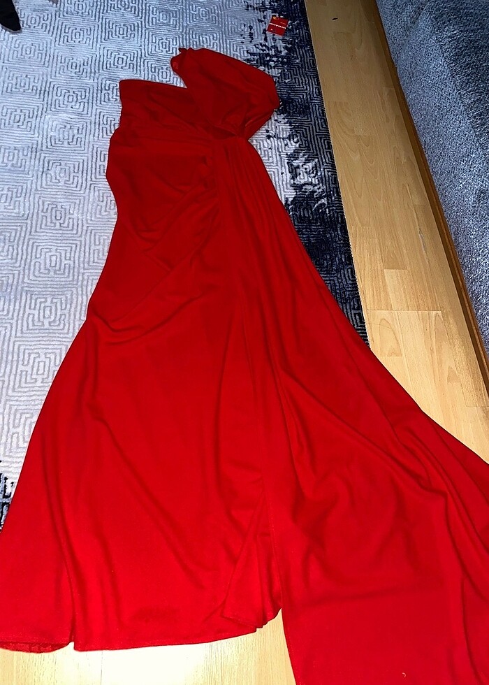 Kırmızı elbise - Görsel 2