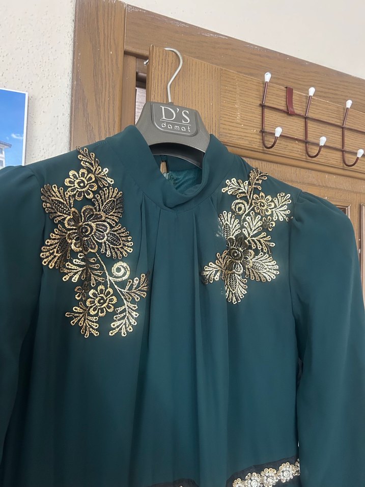 Nakışlı Kemerli Uzun Turkuaz Elbise - Görsel 3