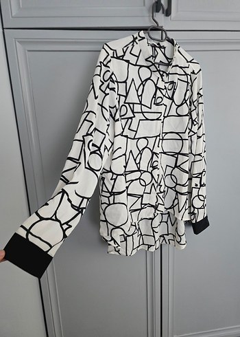 Beyaz Siyah Desenli V Yaka Kadın Gömlek - Görsel 2