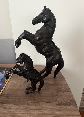 Kahverengi Karanlık İki At Biblosu - Görsel 2