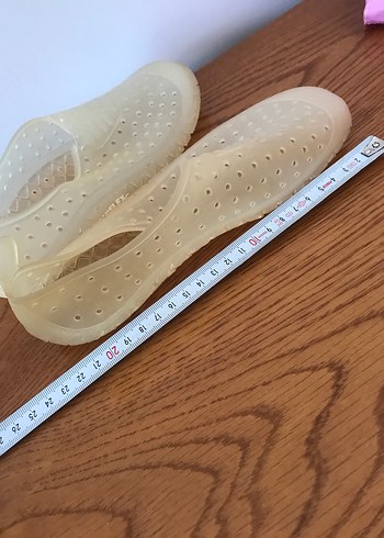 Şeffaf Beyaz Su Ayakkabısı. Minik yırtık var. - Görsel 2