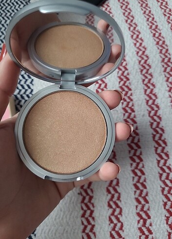 The Balm Betty lou bronzlaştırıcı 