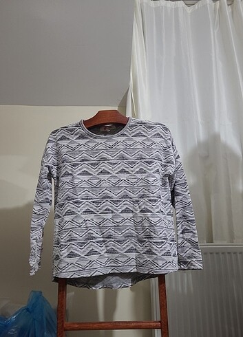 Bluz ve sweatshirt l ile xxl beden arası değişiyor 