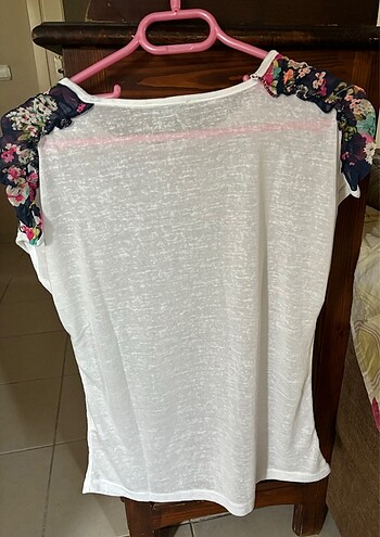 Omuaları detaylı tişört - Görsel 2