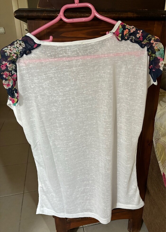 Omuaları detaylı tişört - Görsel 2