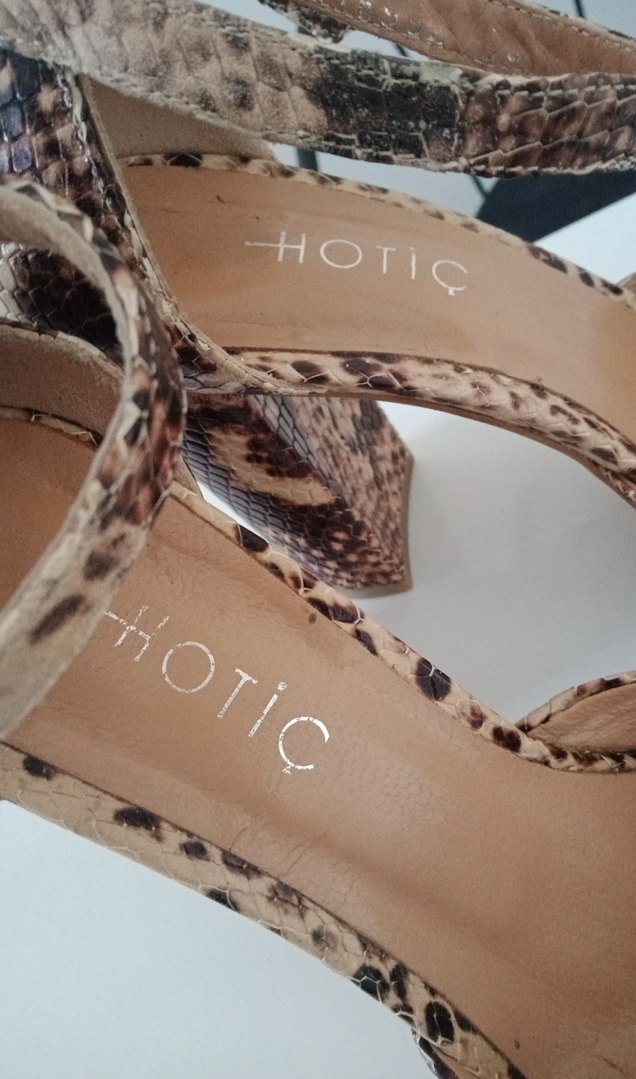 Kahverengi Yılan Derisi Desenli Tokalı Topuklu - Görsel 3