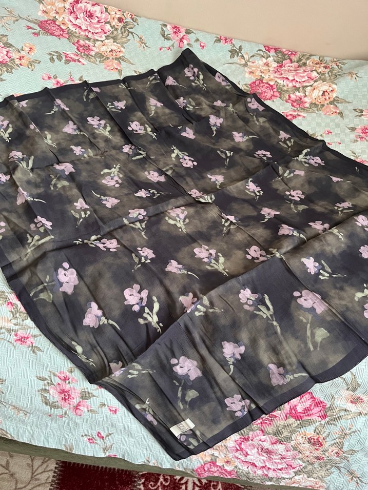 Siyah Çiçek Desenli eşarp - Görsel 2