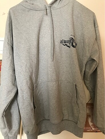 Sırt baskılı kapüşonlu sweatshirt