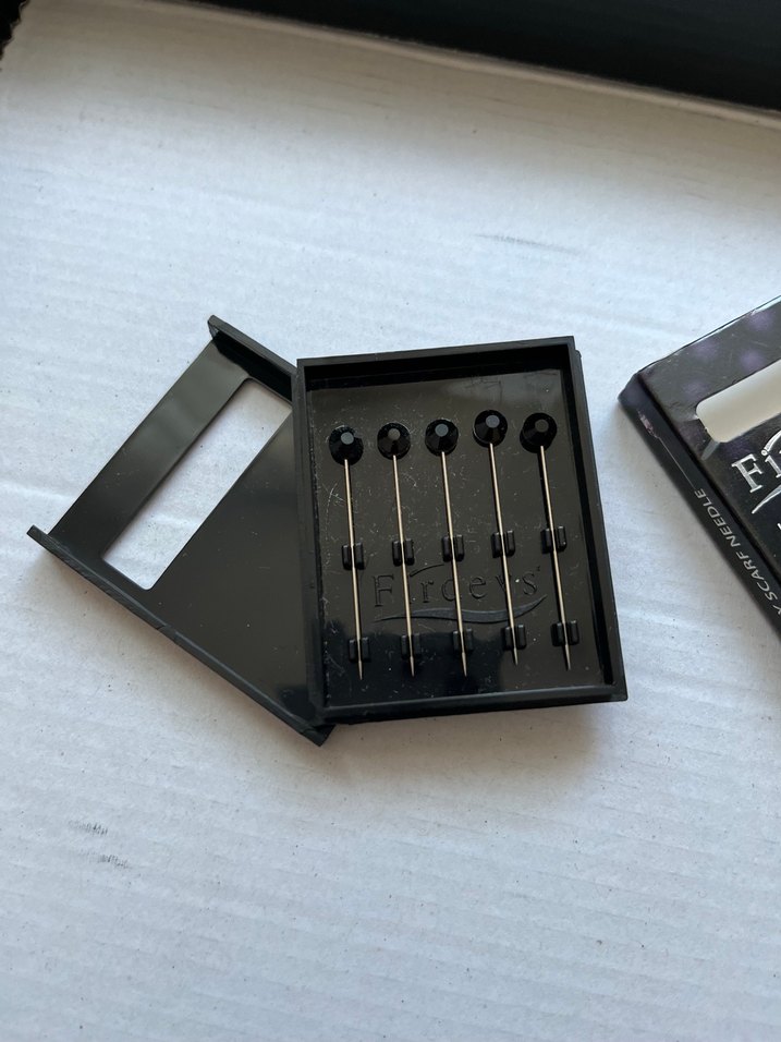 Siyah Kadın İğne - Görsel 2