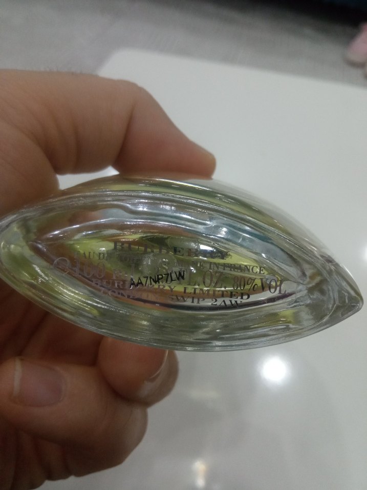 Burberry Erkek Parfümü Minimalist Tasarım - Görsel 3