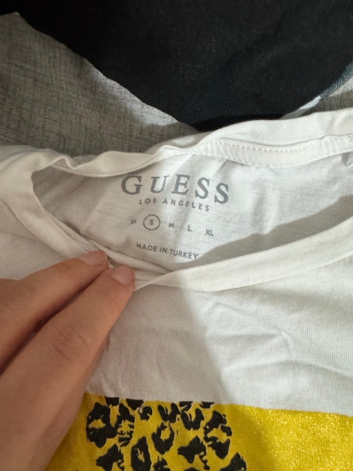 Sarı Baskılı Guess Kapüşonlu Kadın Tişört - Görsel 3