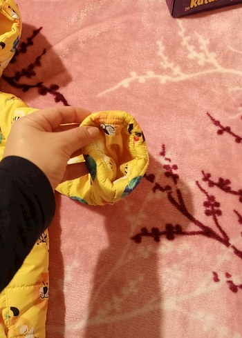 Sarı Desenli Kapüşonlu Erkek Çocuk Mont - Görsel 2