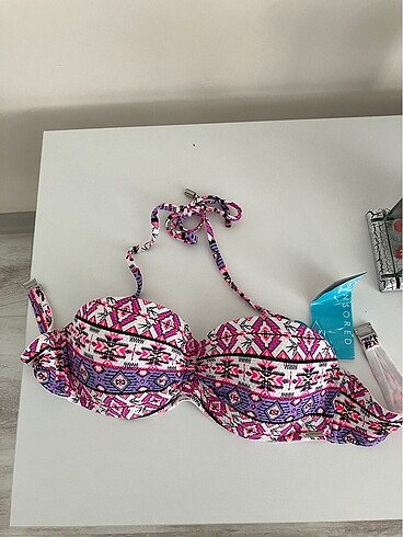 Bikini üstü etiketli