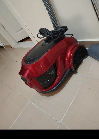 Arçelik Koyu Kırmızı Elektrikli Süpürge silindir başlıklı sulu supurge