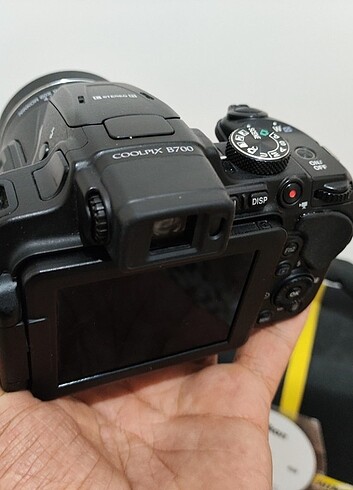 Nikon B700 kompakt fotoğraf makinesi. 