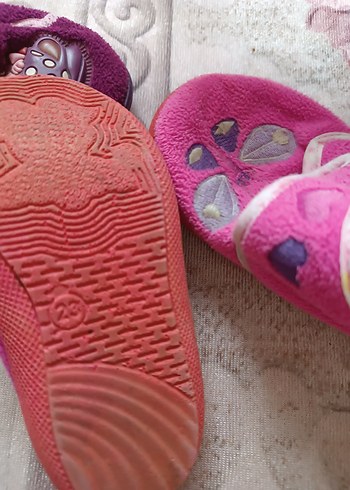 Kızlar için renkli nakışlı pembe ev terlikleri - Görsel 4