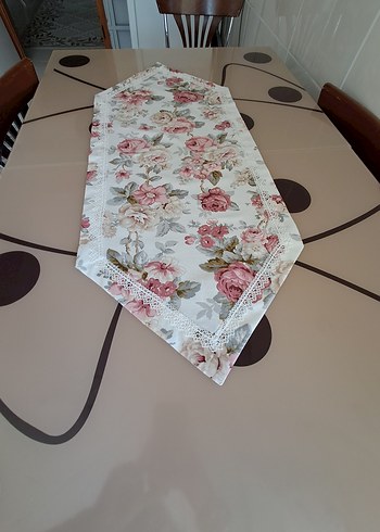 Beyaz Pastel Çiçek Desenli Masa Örtüsü