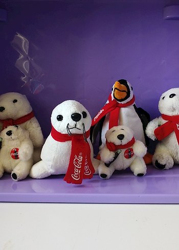 Altı parça Coca-Cola Temalı Peluş Oyuncaklar
