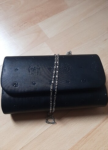Çok şık siyah cüzdan ister elde ister çanta olarak kullanılabili