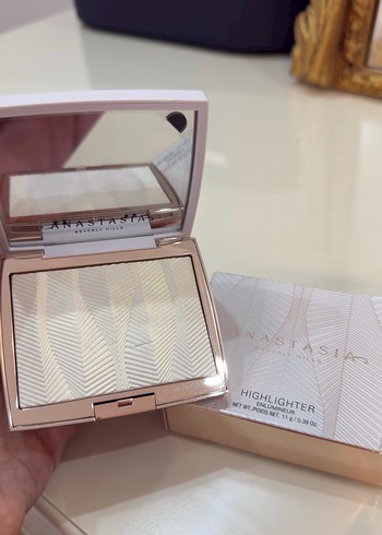 Anastasia Beverly Hills Açık Ten Aydınlatıcı - Görsel 3