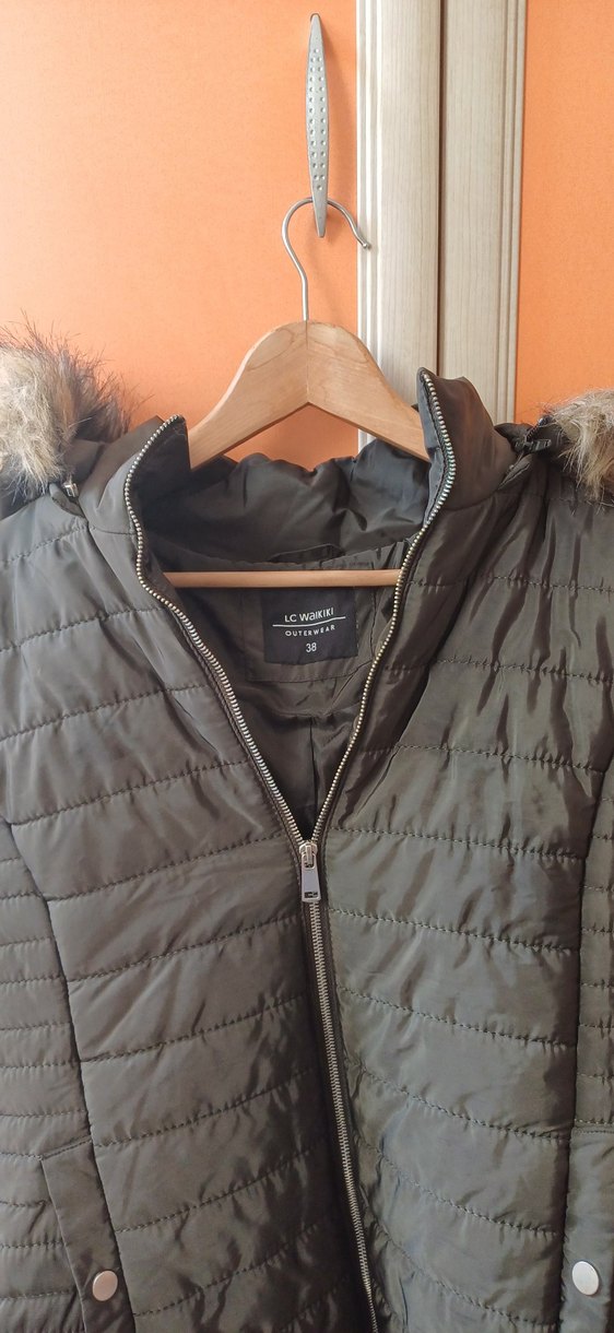 Midi Kadın Kışlık Mont Kürklü Kapüşonlu haki renk - Görsel 4