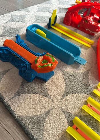 Hot Wheels Renkli Yarış Pisti ve Aksesuar Seti - Görsel 4