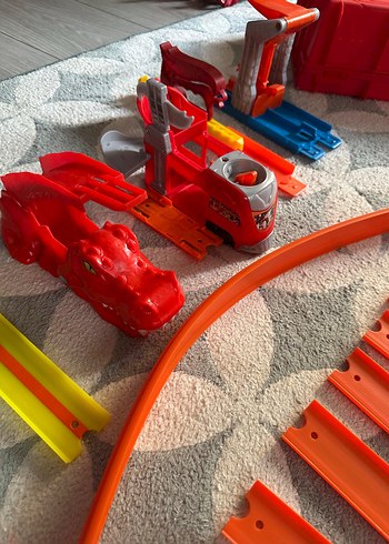Hot Wheels Renkli Yarış Pisti ve Aksesuar Seti - Görsel 2