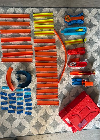 Hot Wheels Renkli Yarış Pisti ve Aksesuar Seti - Görsel 6