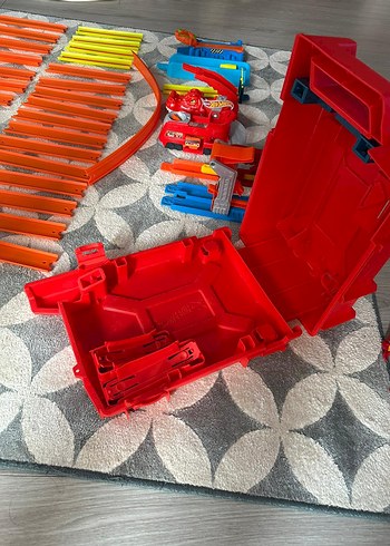 Hot Wheels Renkli Yarış Pisti ve Aksesuar Seti - Görsel 7