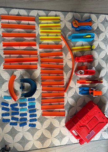 Hot Wheels Renkli Yarış Pisti ve Aksesuar Seti - Görsel 9