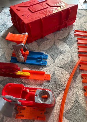 Hot Wheels Renkli Yarış Pisti ve Aksesuar Seti - Görsel 5