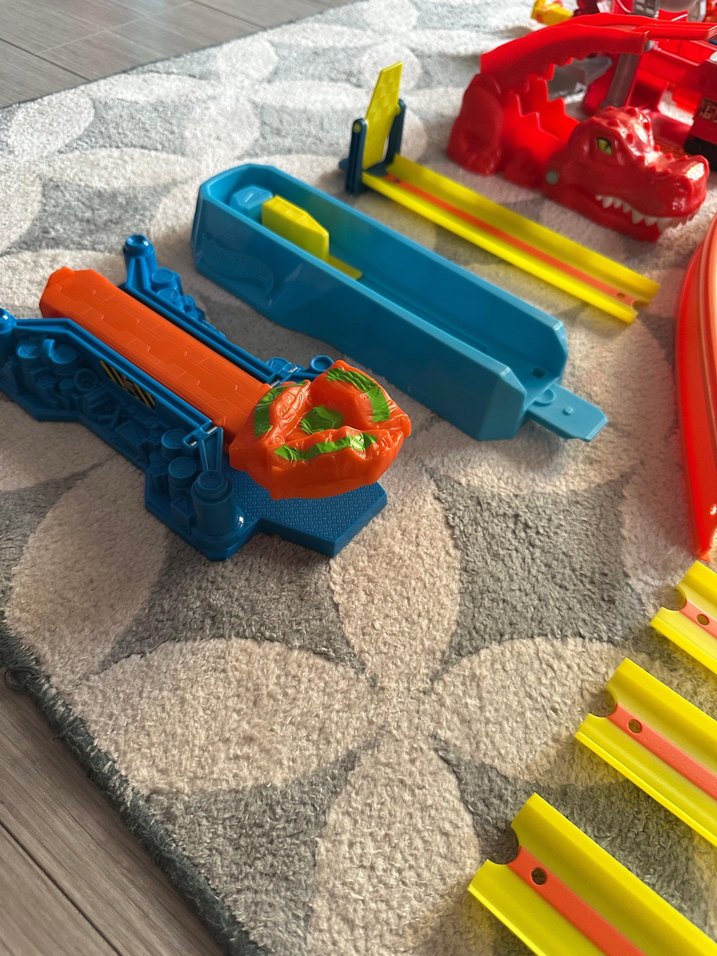 Hot Wheels Renkli Yarış Pisti ve Aksesuar Seti - Görsel 4