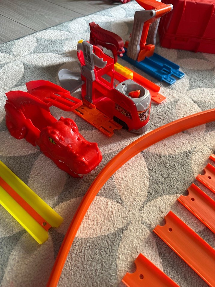 Hot Wheels Renkli Yarış Pisti ve Aksesuar Seti - Görsel 2