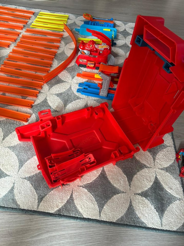 Hot Wheels Renkli Yarış Pisti ve Aksesuar Seti - Görsel 3